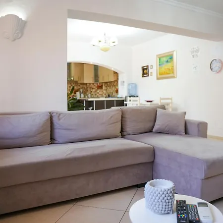 Apartment Centre Lions Gate 1