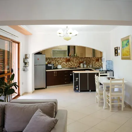 דירה Centre Lions Gate 1 טיראנה