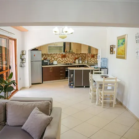 Centre Lions Gate 1 דירה *